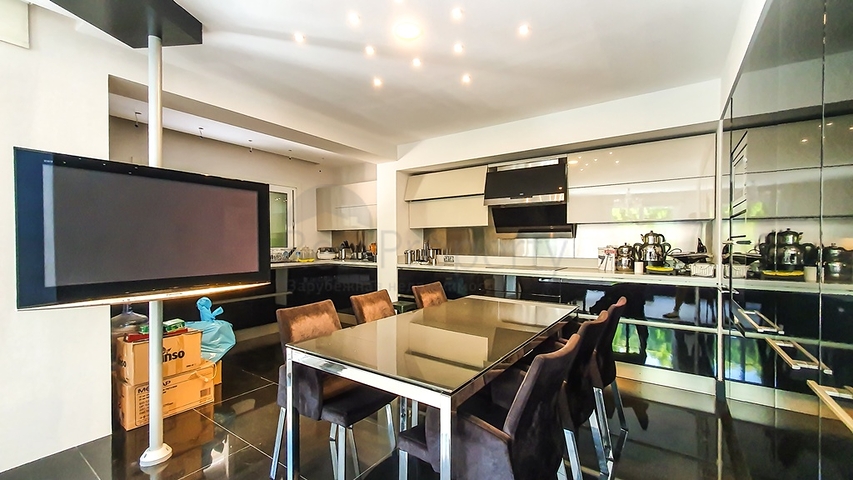 Элитная вилла с 5 спальнями в центре Фетхие