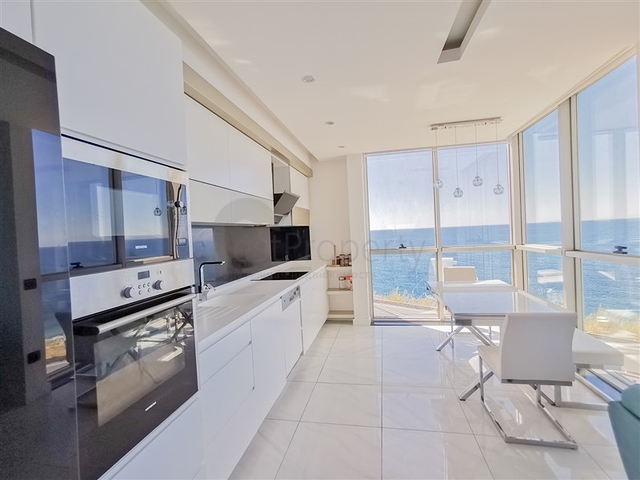 Трехкомнатная квартира с видом на море