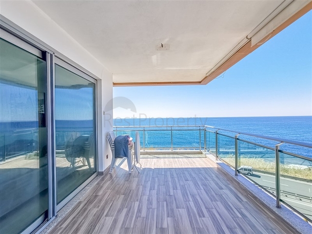 Трехкомнатная квартира с видом на море