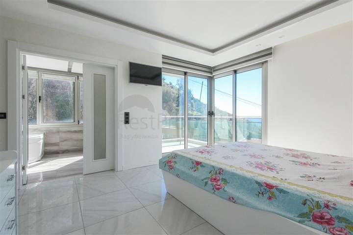 Трехкомнатная квартира с видом на море