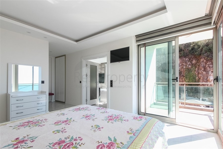 Трехкомнатная квартира с видом на море