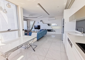 Трехкомнатная квартира с видом на море