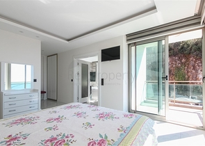 Трехкомнатная квартира с видом на море