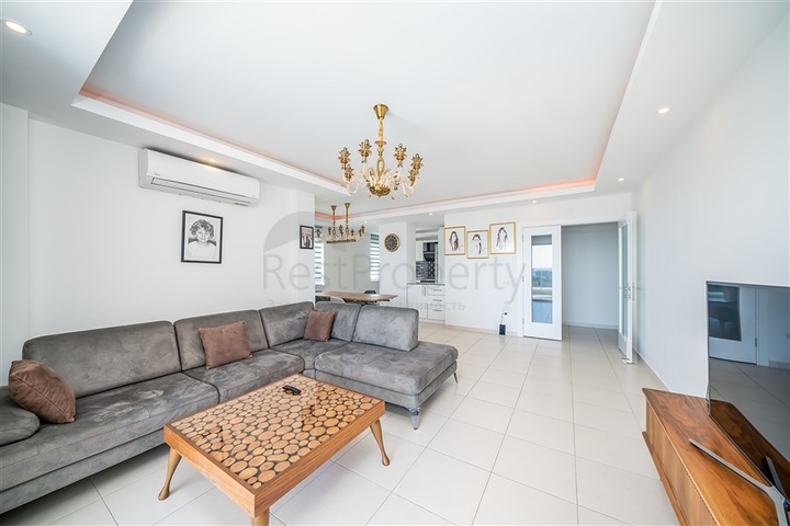 Меблированный пентхаус планировки 4+1