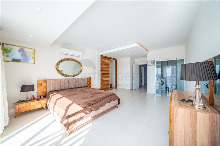 Меблированный пентхаус планировки 4+1