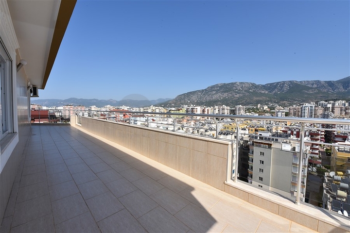 Меблированный пентхаус с видом на море  