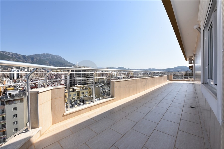 Меблированный пентхаус с видом на море  