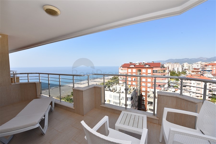 Меблированный пентхаус с видом на море  