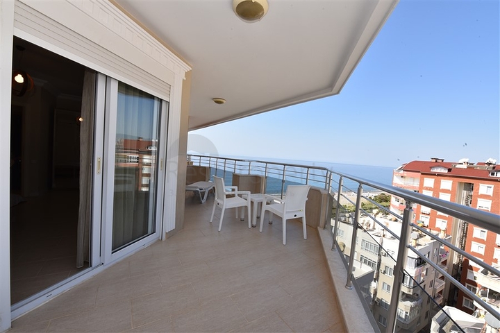 Меблированный пентхаус с видом на море  