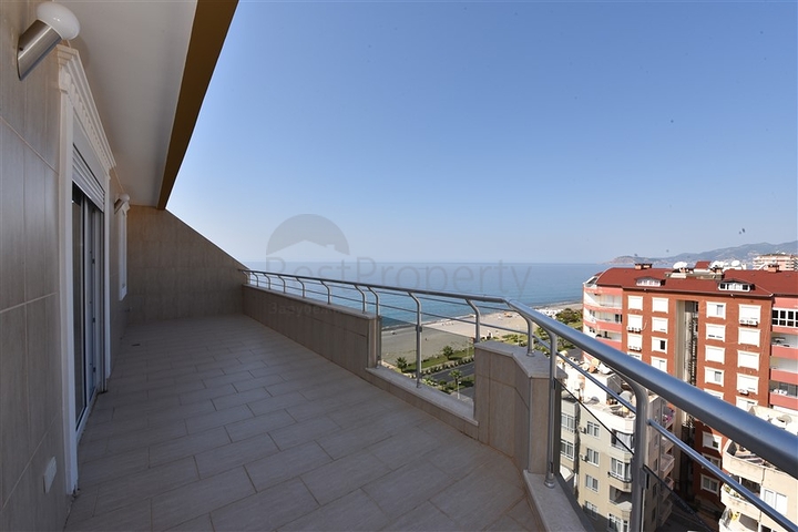 Меблированный пентхаус с видом на море  