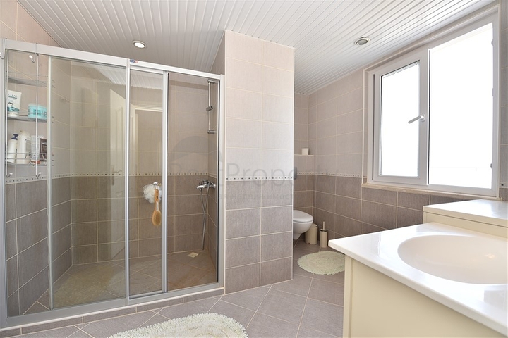 Меблированный пентхаус с видом на море  