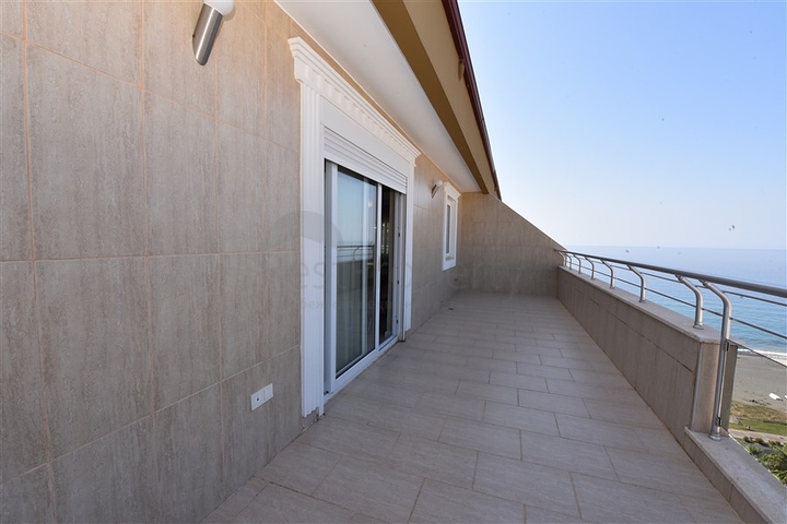 Меблированный пентхаус с видом на море  