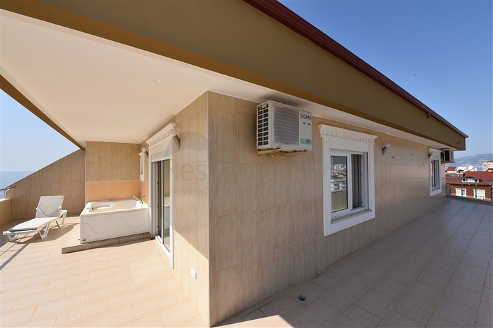 Меблированный пентхаус с видом на море  