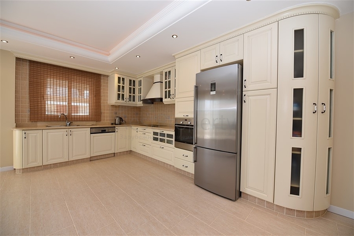 Меблированный пентхаус с видом на море  