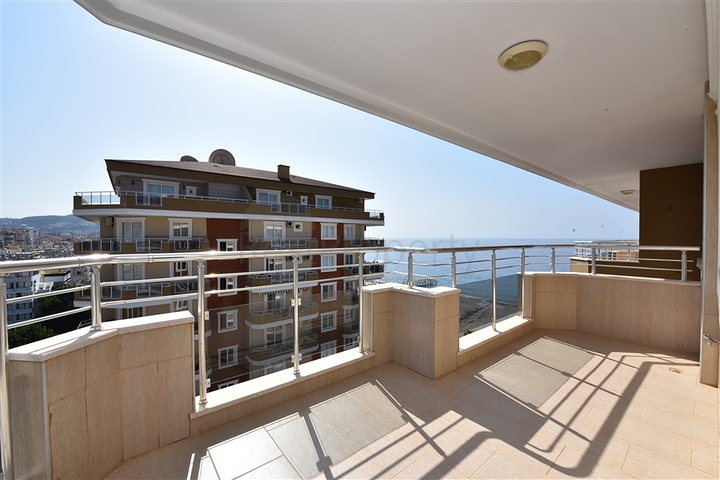 Меблированный пентхаус с видом на море  