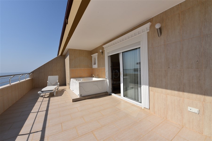 Меблированный пентхаус с видом на море  