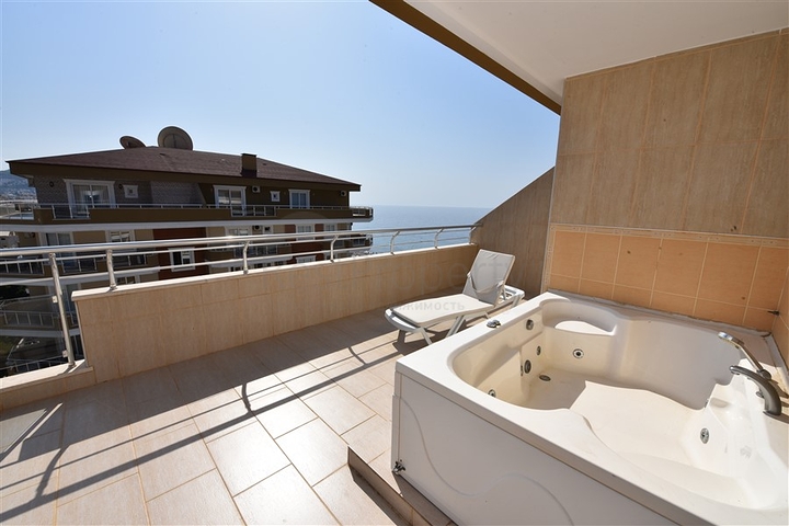 Меблированный пентхаус с видом на море  