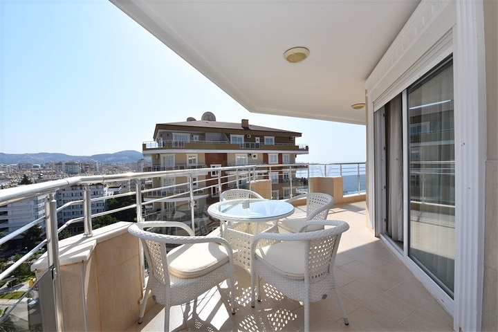 Меблированный пентхаус с видом на море  