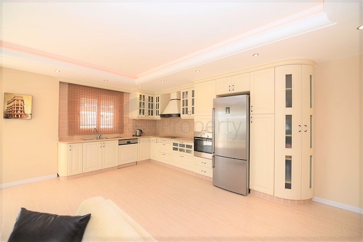 Меблированный пентхаус с видом на море  