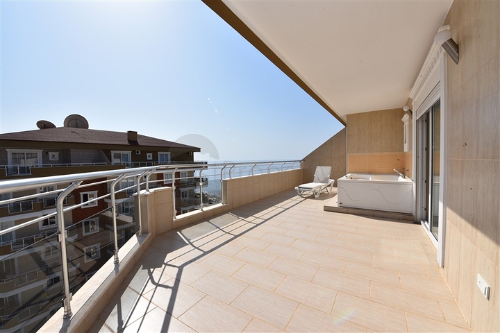 Меблированный пентхаус с видом на море  