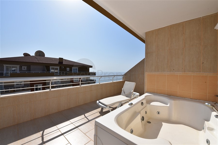 Меблированный пентхаус с видом на море  