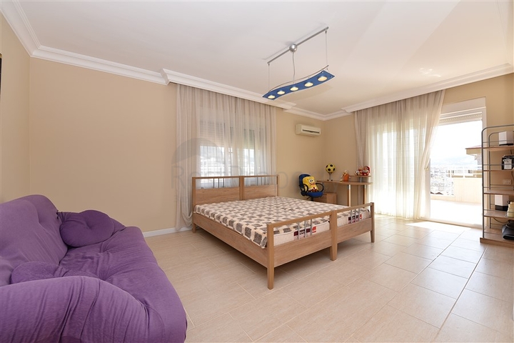 Меблированный пентхаус с видом на море  