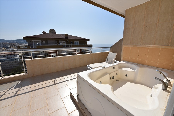 Меблированный пентхаус с видом на море  