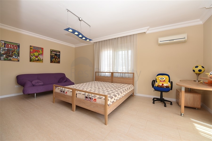 Меблированный пентхаус с видом на море  