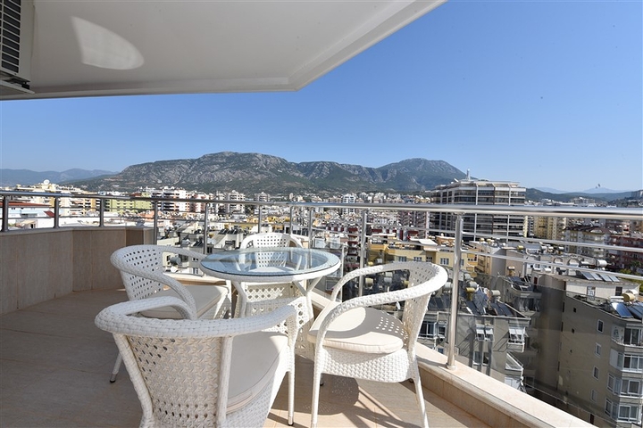 Меблированный пентхаус с видом на море  