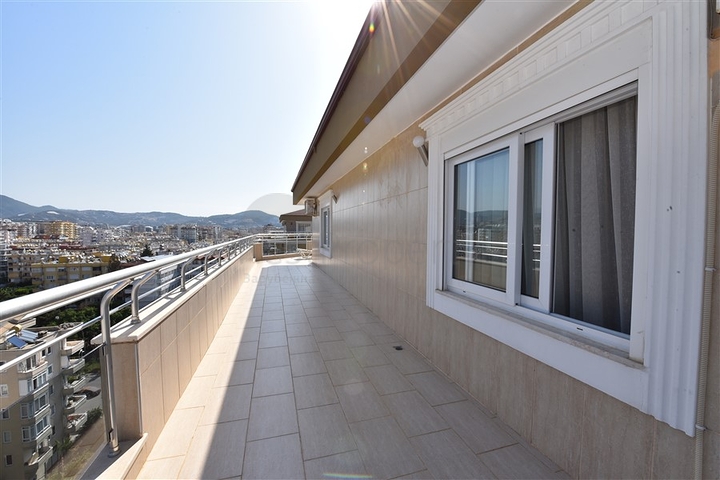 Меблированный пентхаус с видом на море  