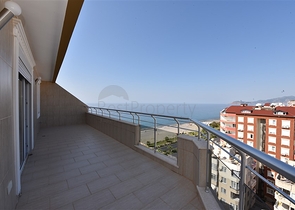 Меблированный пентхаус с видом на море  