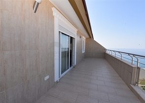 Меблированный пентхаус с видом на море  