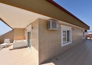 Меблированный пентхаус с видом на море  