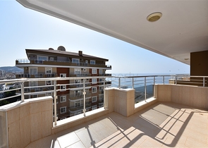 Меблированный пентхаус с видом на море  