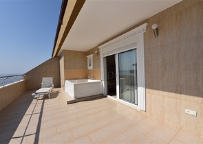 Меблированный пентхаус с видом на море  