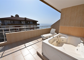 Меблированный пентхаус с видом на море  