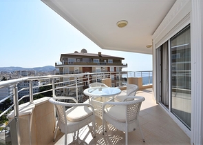 Меблированный пентхаус с видом на море  