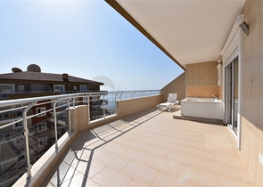 Меблированный пентхаус с видом на море  