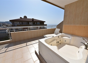 Меблированный пентхаус с видом на море  