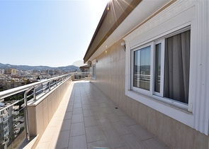 Меблированный пентхаус с видом на море  