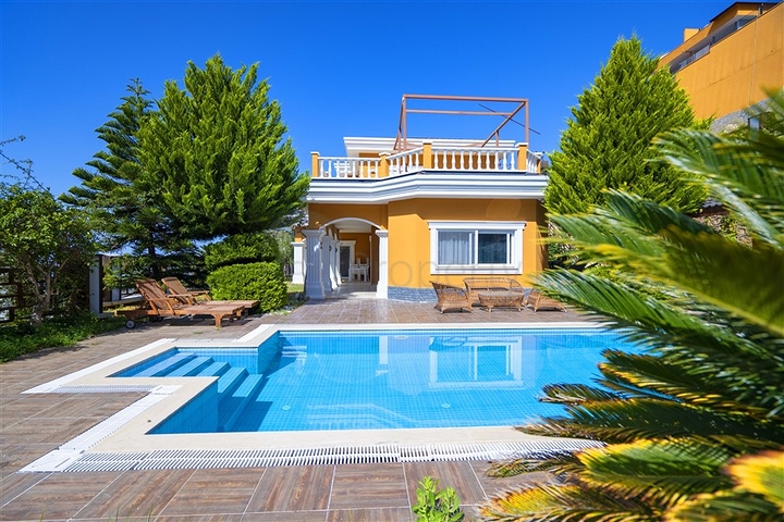 Двухэтажная вилла планировки 4+1