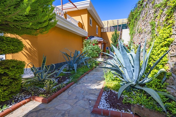 Двухэтажная вилла планировки 4+1