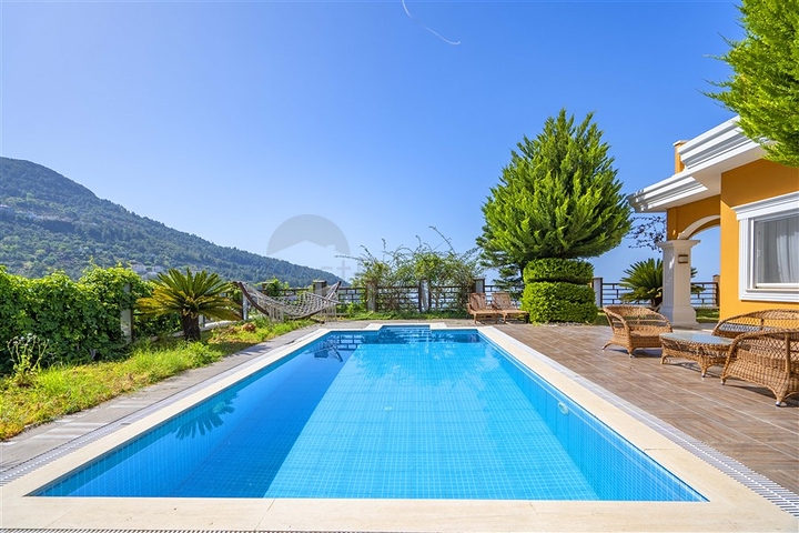 Двухэтажная вилла планировки 4+1