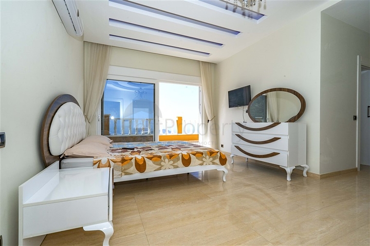 Двухэтажная вилла планировки 4+1