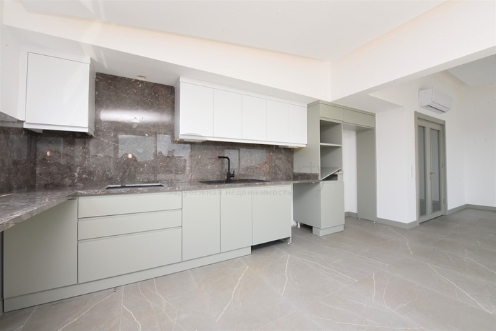 Пентхаус планировки 3+1 с видом на море