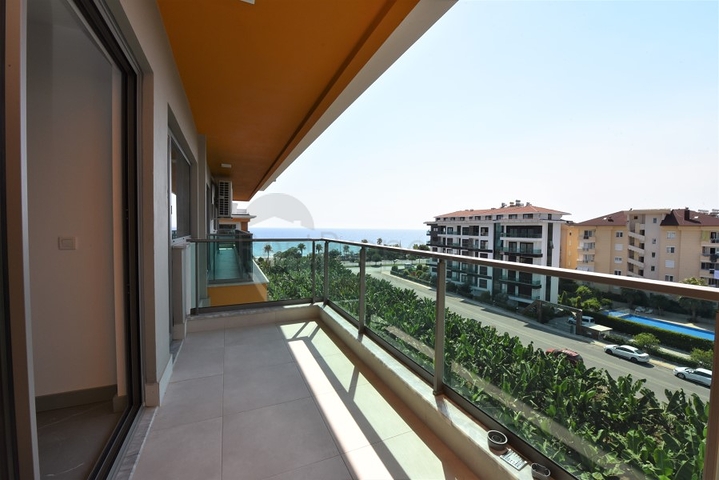 Пентхаус планировки 3+1 с видом на море