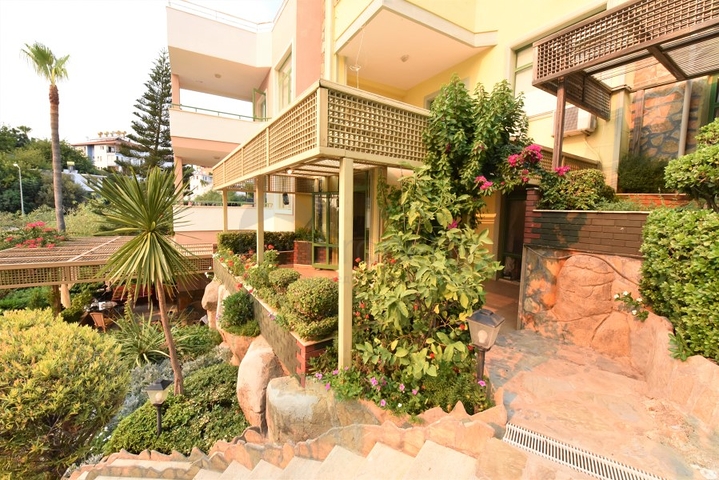 Меблированная вилла в шаговой доступности от моря