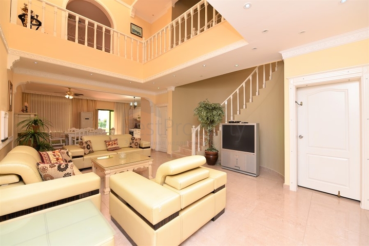 Меблированная вилла в шаговой доступности от моря