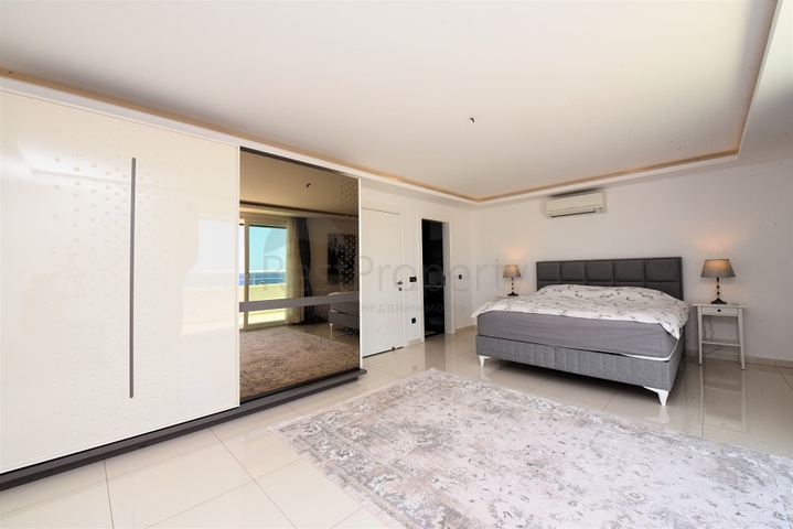 Пентхаус планировки 3+1 с видом на море