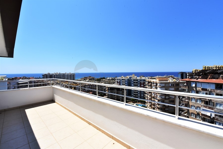 Пентхаус планировки 3+1 с видом на море